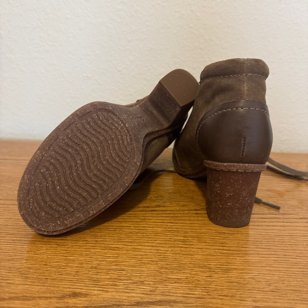 6.5 Brown Suede Clarks Ankle Boots - Picture 3 of 4